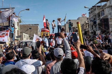 Castillo, de sombrero, le habla a la multitud durante un acto en Chiclayo,