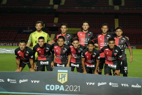 Colón superó 2-0 a Arsenal y se clasificó a los cuartos de final