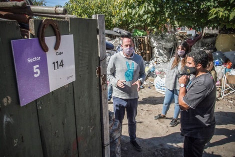 Los funcionarios y coordinadores conversan con los vecinos sobre el avance del tendido de agua corriente. 