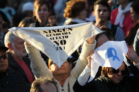 En 2017 una multitud se congrega en Plaza de Mayo para repudiar el 2x1 para los condenados por crímenes de lesa humanidad cometidos durante la última dictadura militar.