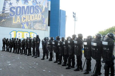 El operativo de seguridad busca impedir la movilización de hinchas.