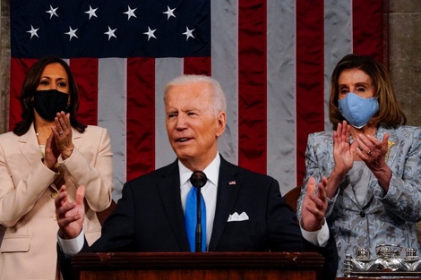 El discurso de Biden recibe el aplauso de Kamala Harris y Nancy Pelosi.