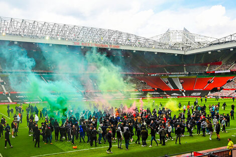 Hinchas de Manchester United invadieron el Old Trafford contra los dueños del club