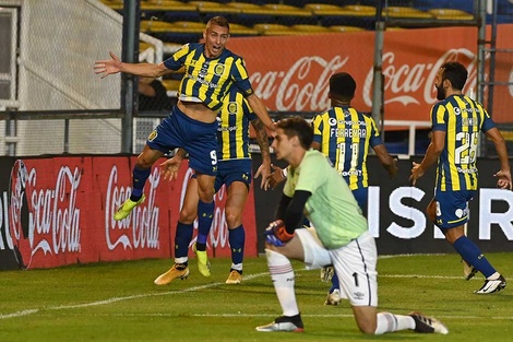 Marco Ruben grita el gol que abrió el camino de la victoria canaya.  