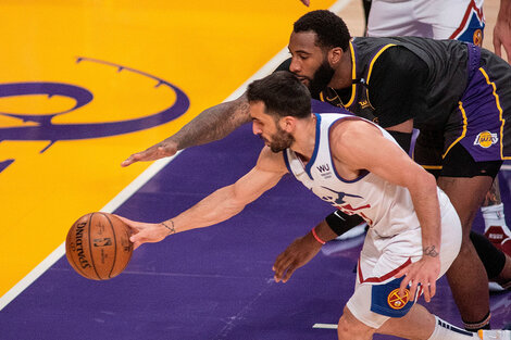 Campazzo le birla la pelota al gigante Drummond. Uno de sus cinco robos del juego