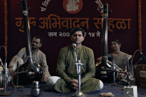 Sharad es interpretado por Aditya Modak, músico y cantante en la vida real.