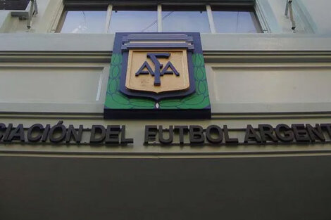 Un grupo de jugadoras denunció ante la FIFA a un DT de la AFA por acoso sexual