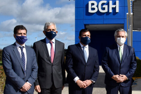 Juan Ponelli, CEO de Positivo BGH, Diego Teubal, Director Accionista del Grupo BGH y Marcelo Girotti, CEO del Grupo BGH, junto al presidente de la Nación, Alberto Fernández