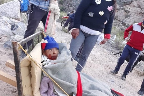 Corrieron 4 horas por el cerro para trasladar a un niño accidentado