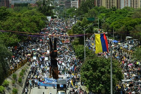 Un manifestante colgado de un cable y miles más marchando en contra de Duque en Medellín