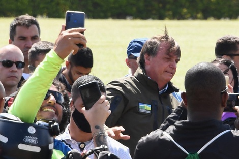 Bolsonaro, al frente de una caravana de motos, en momentos en que Brasil vive una tragedia