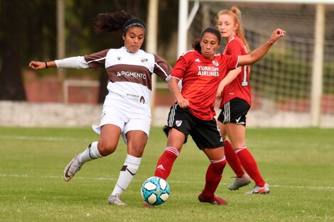 Femenino: River goleó a Platense y sigue invicto en la punta