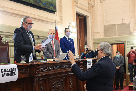 Farías jurando ayer como el nuevo presidente en Diputados de Santa Fe.