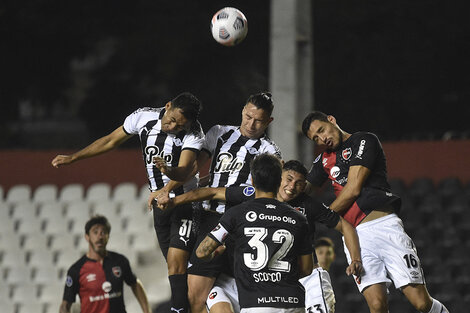 Newell's defendió mal toda la noche en Asunción y perdió en las dos áreas .