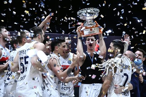Los jugadores de San Lorenzo levantan la Copa