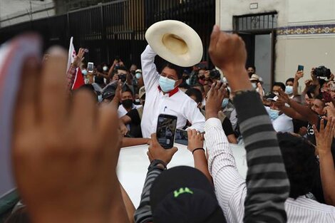 Pedro Castillo saluda con su sombrero durante un acto de campaña en Lima.