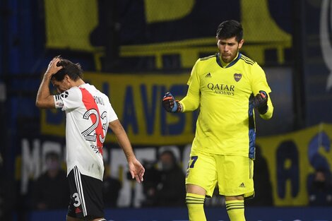 Rossi celebra tras atajarle el penal a Ponzio, que no lo puede creer