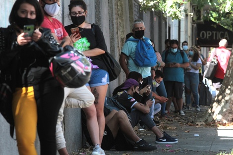 Con los contagios otra vez en suba, la decisión estará entre cerrar más actividades o seguir sin nuevas medidas a la espera de que las terapias no colapsen.