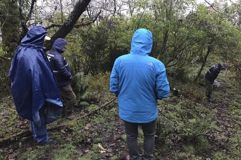 El cuerpo de Luis Armando Espinoza había sido llevado entre cuatro policías en el auto particular del subcomisario Montenegro y arrojado al vacío en las barrancas de la zona de Alpachiri, en territorio catamarqueño. 