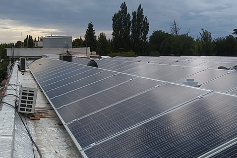 Paneles solares en la municipalidad de Centenario (Neuquén).