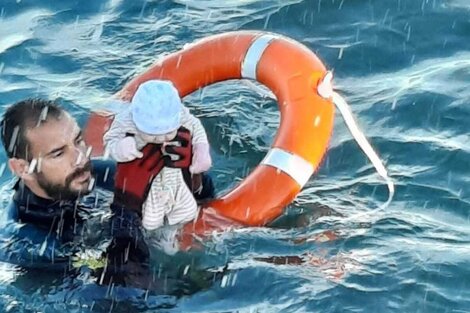 Un bebé en el mar, la imagen de la crisis migratoria en Ceuta que recorre el mundo (Fuente: Twitter)
