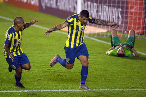 Vecchio convirtió de penal y celebra el segundo gol de Central