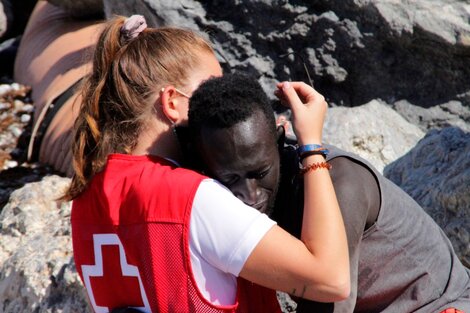 El abrazo de la rescatista Luna Reyes al refugiado en Ceuta diola vuelta al mundo.