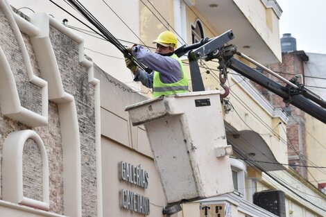 Retiran 3 mil metros de cableado aéreo en el microcentro de Salta