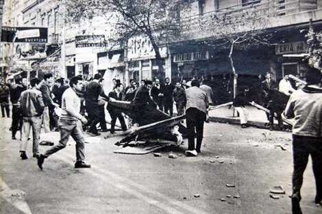 En 1969 se produce uno de los hechos decisivos en la Argentina del siglo XX: el Cordobazo. Las masivas protestas de obreros y estudiantes  hace tambalear a la dictadura de Onganía.