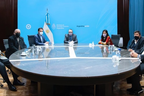 Matías Kulfas, junto a Paula Español y los dirigentes del Consejo Agroindustrial, antes de la reunión de este viernes.