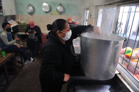 La vacunación de las cocineras de los comedores populares es una asignatura pendiente del plan de inmunización contra la covid, pero está habiendo algunos avances.