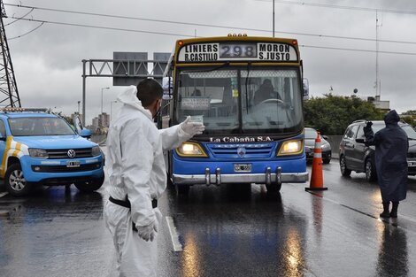 La lluvia se sumó a los cuidados: el confinamiento empezó con poca gente en la calle