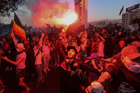 Celebración luego de la jornada de votación del plebiscito constitucional en Santiago.