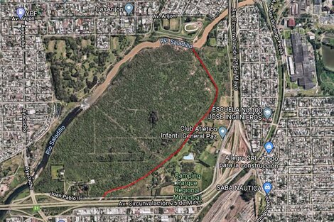 La línea roja indica la traza del zanjón que bordea el Parque regional Sur.