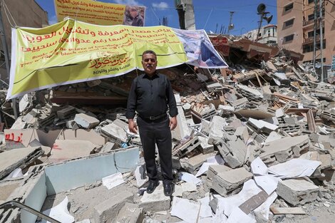 Samir Mansour entre los escombros de su librería. El ataque fue el 18 de mayo. 