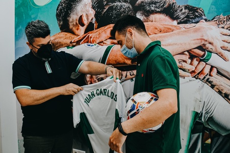 Apuró un lateral, su equipo hizo un gol clave y el club lo homenajeó