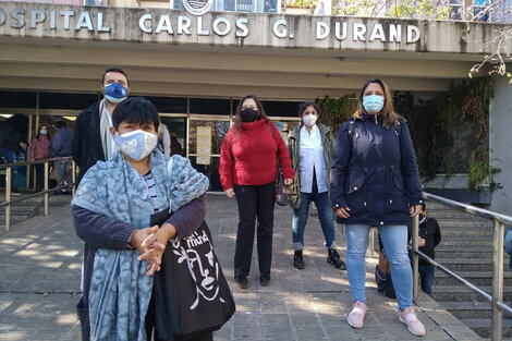 Los trabajadores de la salud se reunieron en el Durand para advertir sobre el desborde. 