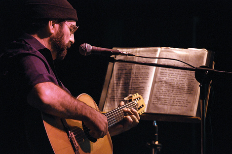 Abonizio le canta a los "edificios de diamantes y chozas de alquitrán". 