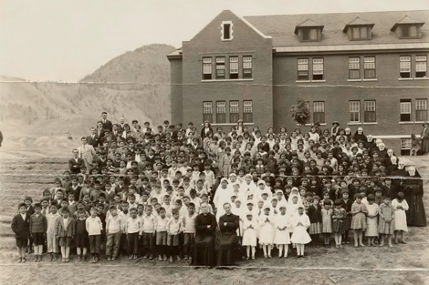 Imagen de 1937 de la escuela en la que fueron hallados los restos de niños indigenas.