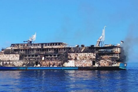 Rescatan a 300 personas de un barco que se incendió en las costas de Indonesia