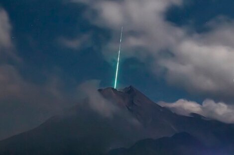 Indonesia: captan el momento en el que un meteorito cayó sobre el volcán Merapi