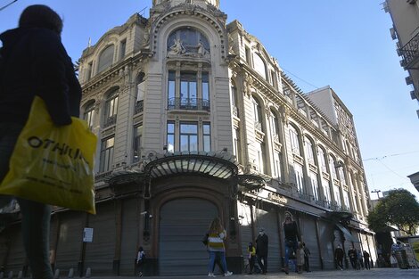 Una postal con persianas bajas