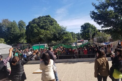 Lucía Ruiz (segunda izquierda) al salir de la Ciudad Judicial de Tartagal. 