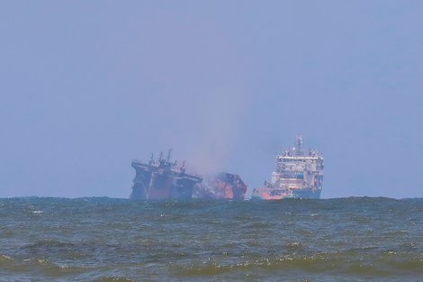 Temor por contaminación de petróleo tras el hundimiento del barco incendiado en Sri Lanka