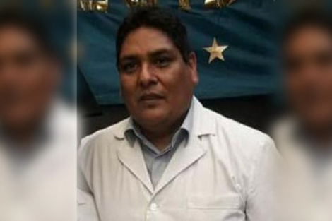 Abrazo para homenajear a Mario Sandoval, uno de los docentes muertos por covid