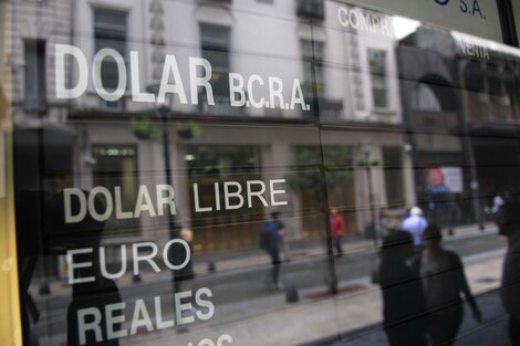 Dólar estable y acciones en alza