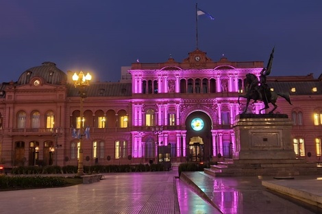 La Casa Rosada lució violeta por el aniversario de Ni una menos