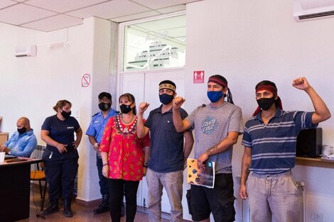 A la izquierda, sentado, el policía Javier Solorza. Parados, los querellantes: la abogada Sonia Ivanoff, Fernando Jones Huala, Emilio Jones y Fausto Jones Huala.  (Fuente: Gentileza Roxana Sposaro)