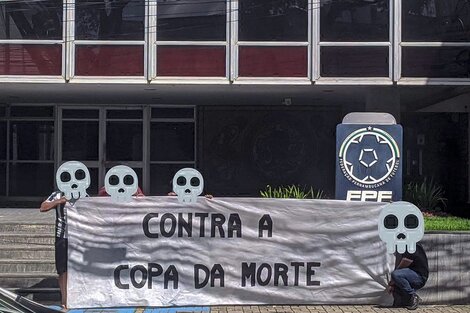 Protestas frente a la sede de Federación de Pernambuco, que no aceptó recibir partidos de la Copa América