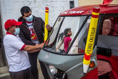 El lápiz, simbolo de la campaña de Castillo, de recorrida en Tacabamba, departamento de Cajamarca.